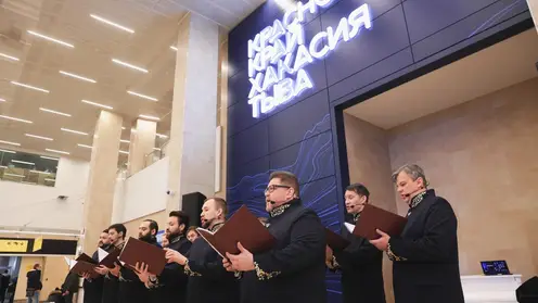 В красноярском аэропорту в честь Дня гражданской авиации выступил Сибирский мужской хор