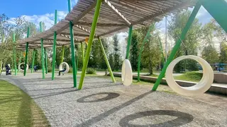 В красноярском Татышев-парке сняли подвесные качели