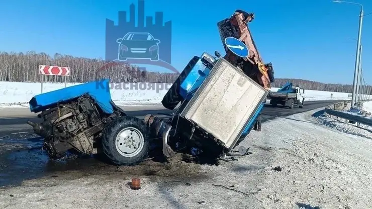 В Красноярском крае на трассе Land Cruiser столкнулся с дорожной техникой