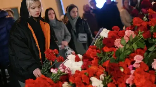 Чтобы возложить цветы в подмосковном Красногорске, люди с раннего утра приходят к зданию «Крокус Сити Холл»