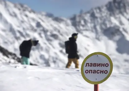 Двое лыжников в Кемеровской области внезапно угодили под лавину