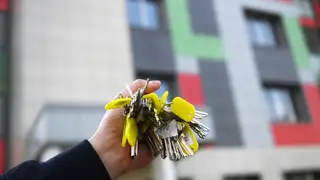 В Новоалтайске 10 сиротам вручили ключи от их новых квартир