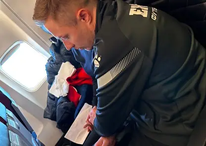 Врач футбольного «Енисея» спас пассажирку на борту самолёта