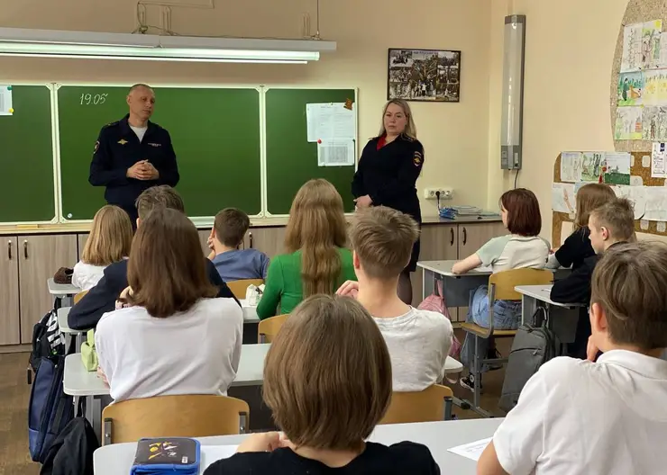 С нарушившими правила безопасности движения школьниками из Красноярска провели беседу полицейские