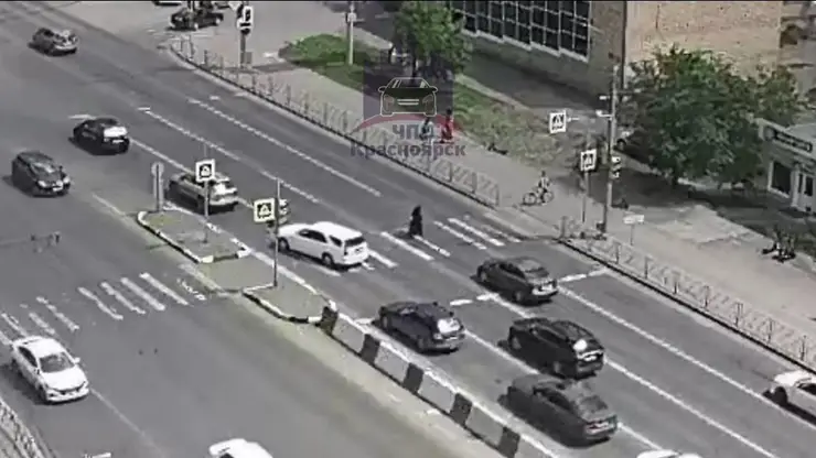 В Красноярске водитель сбил женщину, переходившую дорогу на красный свет