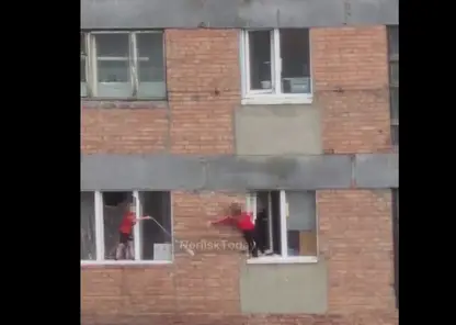В Норильске двое мальчиков стояли на подоконниках, высунувшись из окна