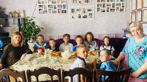 Елена Пензина поздравила многодетную приемную семью с наступающим Днем семьи, любви и верности
