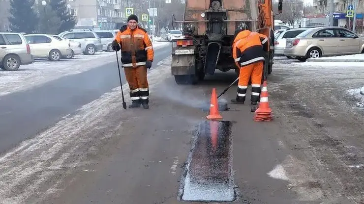 В Красноярске продолжается ямочный ремонт дорог