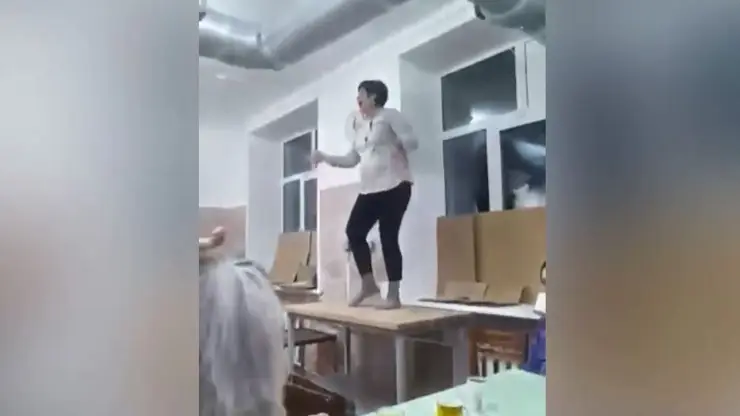В Назаровской больнице работницы устроили танцы на столе пищеблока