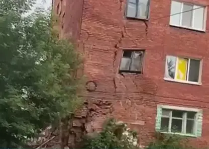 Экстренных службы сообщили о причинах обрушения стены жилого дома в Омске