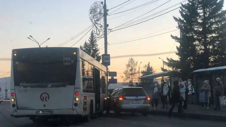 В Красноярске у театра оперы и балета автобус 98 столкнулся с легковушкой 