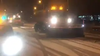 На выездах из Красноярска коммунальщики подсыпали дороги солью