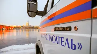 В Красноярске спасатели эвакуировали заглохшую на Енисее лодку с 11-летней девочкой