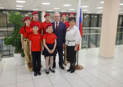 Губернатор Красноярского края побывал на церемонии поднятия флага в школе № 154