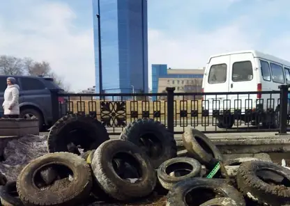 В Красноярске убирают свалку покрышек под Вантовым мостом