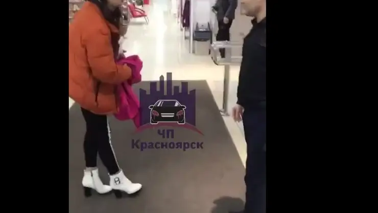 В Красноярске девушка набросилась на охранника торгового центра и плюнула в него