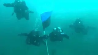 В Шерегеше дайверы погрузились с флагом России на 110-метровую глубину
