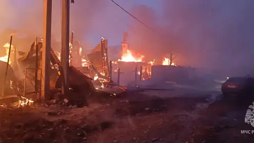 В садоводстве под Иркутском загорелось несколько дачных домов