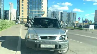 В Красноярске водитель Honda CR-V совершил двойное ДТП и бросил поврежденную машину на проезжей части 