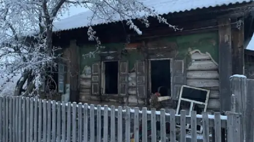 Трое жителей Хакасии задохнулись в горящем доме 