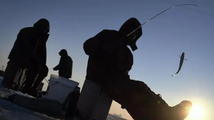 Рыбаки едва не уплыли на льдине по реке Кан в Красноярском крае
