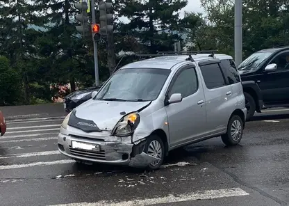 Две Toyota столкнулись на Дубровинского в Красноярске