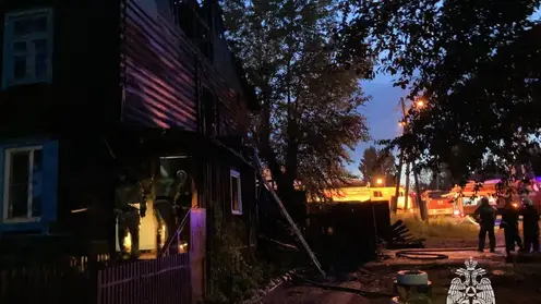 В Красноярске неизвестные подожгли двухэтажный дом на ул. Туруханской