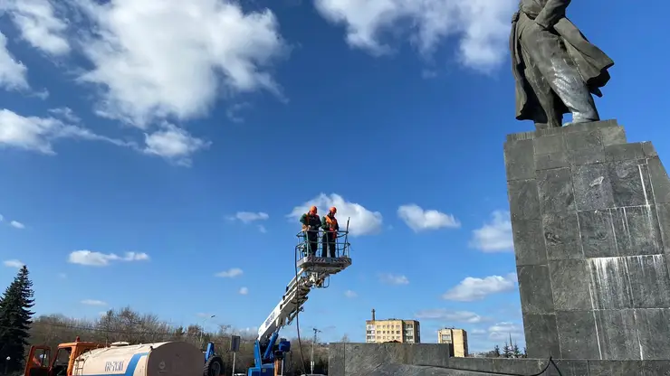 В Красноярске помыли памятник Ленину