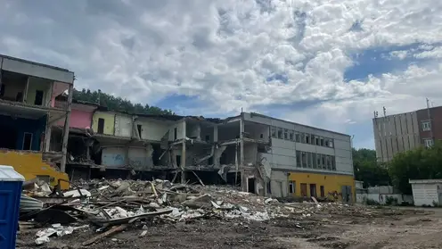 В Красноярске аварийное здание на Парашютной начали демонтировать