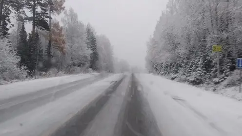 Красноярских водителей предупредили о снеге и гололедице на загородной трассе