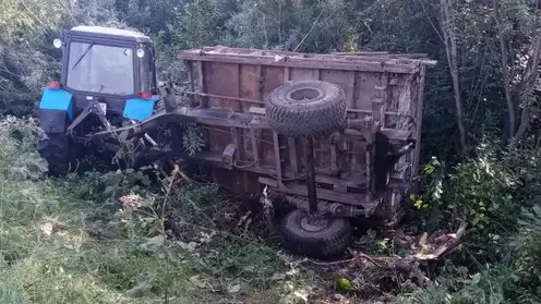 В Саянском районе из-за пьяного водителя угнанного трактора пострадал подросток
