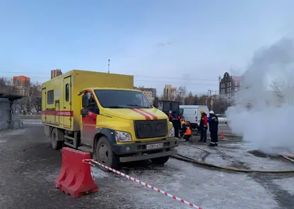 Красноярские коммунальщики начали ремонт повреждения теплосети в районе Цирка