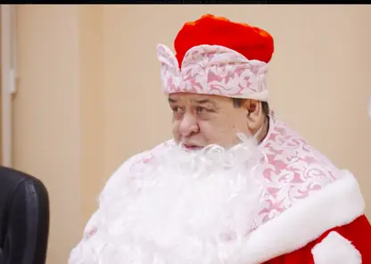 Мэр Саянска провел совещание в костюме Деда Мороза