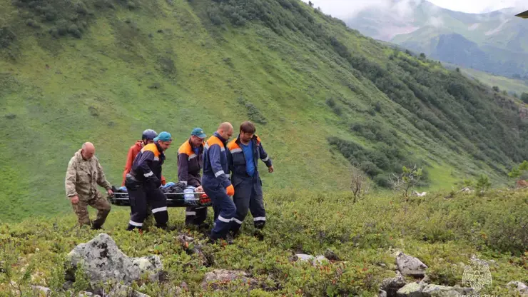 Спасатели Красноярского края на вертолёте успешно эвакуировали туриста с горной местности