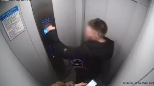 В Красноярске неизвестные подрались с лифтом