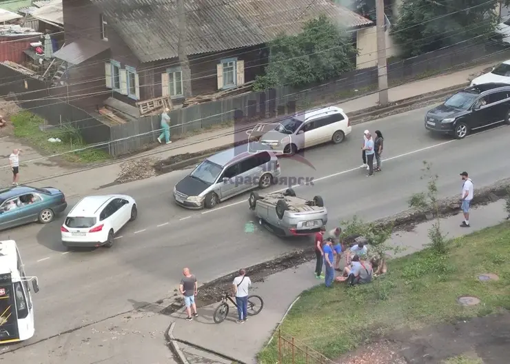 В Красноярске на ул. Киренского водитель Honda выехал на встречку и перевернулся на крышу