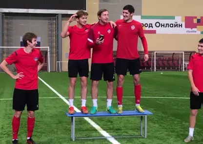 В Красноярске футболистов после тренировки заставили петь песню «Чужие губы»