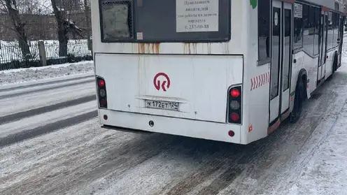 В Красноярске пьяный пассажир автобуса № 85 предлагал подросткам выпить алкоголь