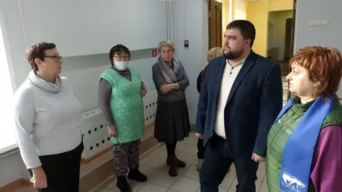 Активисты партии «Единая Россия» провели партийный десант в лицее №2 Красноярска, где планируется капитальный ремонт