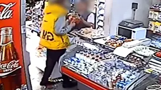 В Красноярске мужчина напал на продавца и украл алкоголь и сигареты
