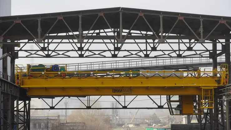 На Красноярском цементном заводе смонтирован  новый грейферный кран
