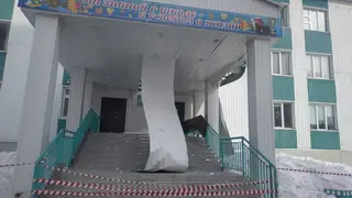 В Якутске из-за снега обвалился козырек школы