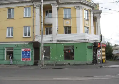 В Красноярске фасад здания на улице Мичурина может обрушиться в любой момент