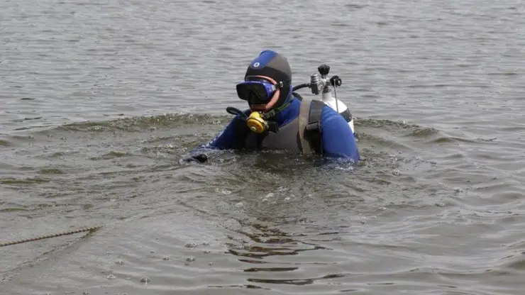 Четвёртые сутки водолазы ищут тело утонувшей в реке Кан 11-летней девочки