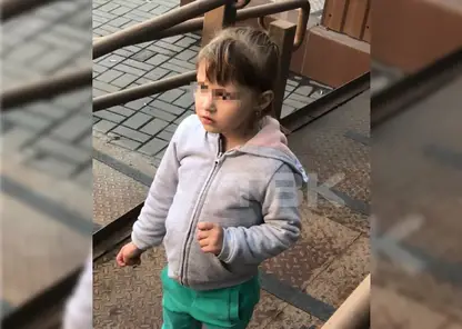 В Красноярске 3-летняя девочка забежала без мамы в автобус и потерялась