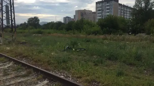В Красноярске поезд насмерть сбил 18-летнего курьера на велосипеде