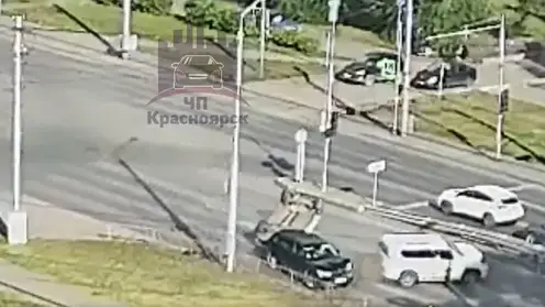 На дороге в Красноярске перевернулся автомобиль