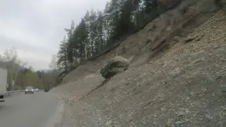 На Алтае камни со склона рухнули на дорогу