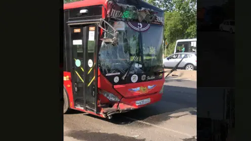 Пять человек пострадали в массовом ДТП с двумя автобусами и Lexus в Хабаровске