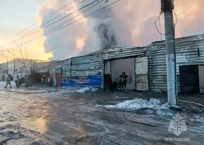 Красноярские пожарные локализовали возгорание в автосервисе по улице 60 лет Октября